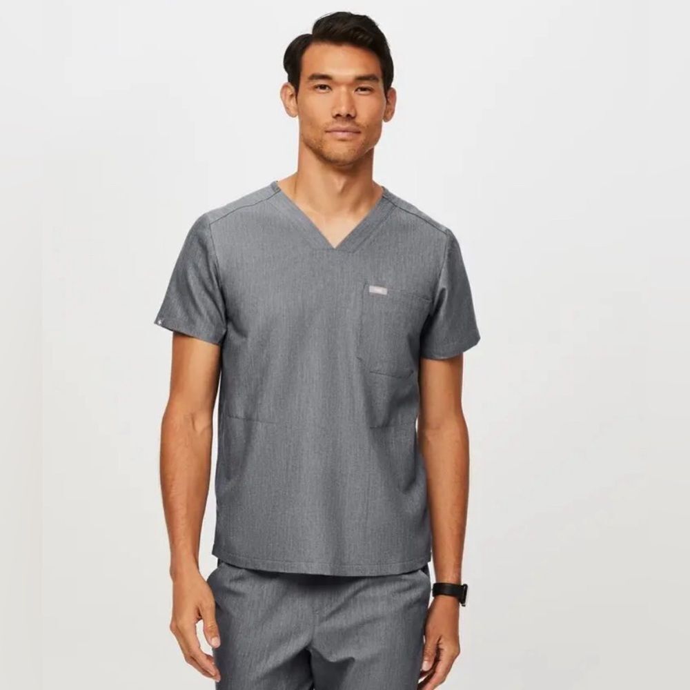 Figs chisec three pocket scrub top graphite gray